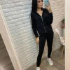 Прогулочный костюм черного цвета с капюшоном  в спортивном стиле с декорированными лампасами Vincenove