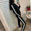 Прогулочный костюм черного цвета с капюшоном  в спортивном стиле с декорированными лампасами Vincenove